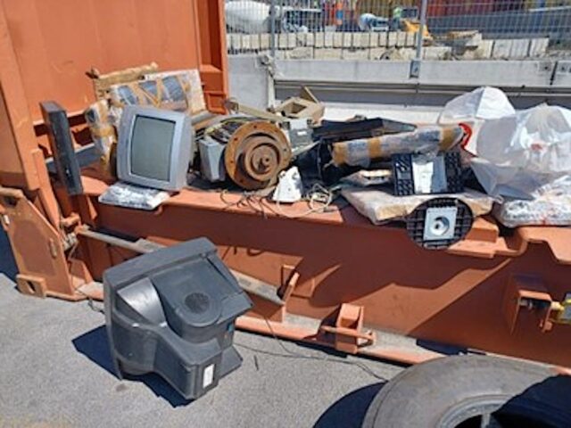 Le Dogane di Genova in 5 mesi bloccano 235 tonnellate di rifiuti verso l’Africa