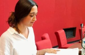 Criticata perché esce, Ghio allatta bimbo in consiglio comunale