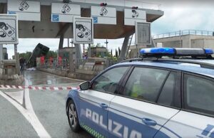 Maxi tamponamento A12: tre morti e diversi feriti al casello di Rosignano Maxi tamponamento A12: Tre morti e diversi feriti al casello di Rosignano