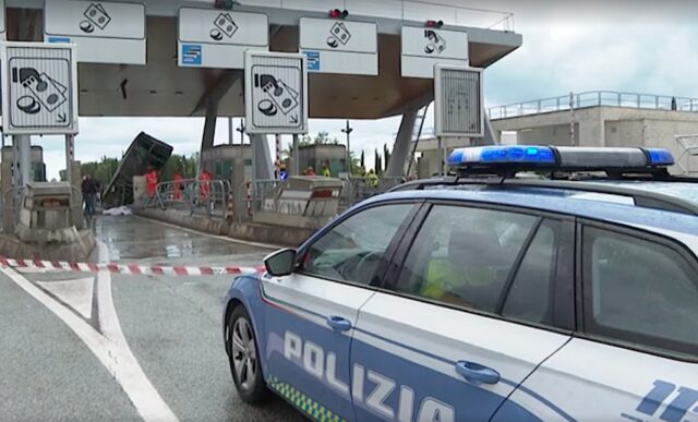 Maxi tamponamento A12: Tre morti e diversi feriti al casello di Rosignano Maxi tamponamento A12: Tre morti e diversi feriti al casello di Rosignano