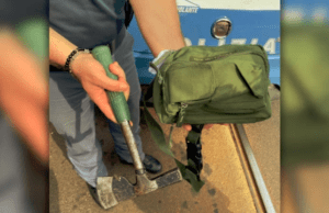 Milano pericolosa pure di giorno, nigeriano gira con accetta e morde agente