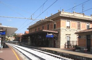 Chiusura notturna della stazione di Alassio