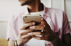 Schermi, luce blu e salute oculare con l’aiuto della tecnologia Schermi e salute oculare