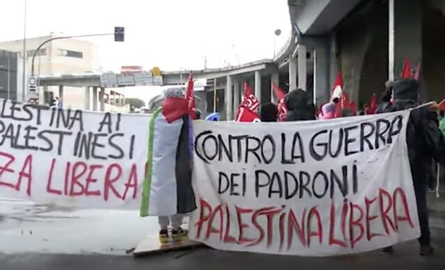 Manifestazione contro armi a Genova: porto bloccato Manifestazione contro armi a Genova: porto bloccato