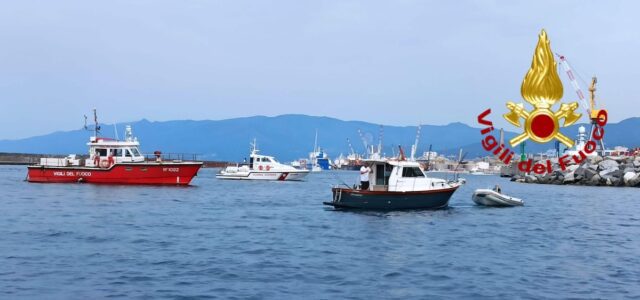 Imbarcazione rischia di affondare, soccorsa da VVF e Capitaneria Imbarcazione rischia di affondare, soccorsa da VVF e Capitaneria
