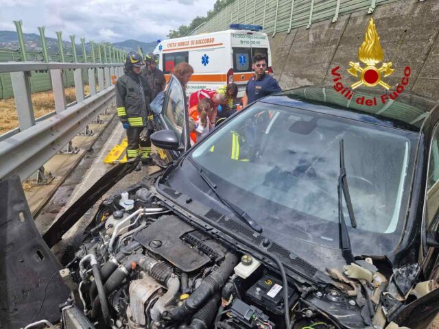 A12, auto contro guard rail: due donne soccorse dai VVF A12, auto contro guard rail: due donne soccorse dai VVF