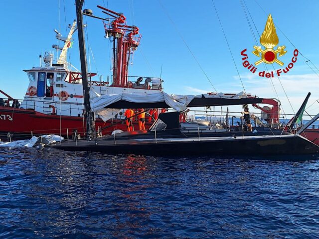 VVF e capitaneria soccorrono barca a vela al largo di Genova VVF e capitaneria soccorrono barca a vela al largo di Genova