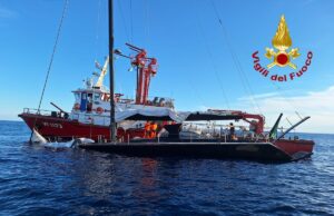 Bergeggi, a fuoco imbarcazione a vela Bergeggi, a fuoco imbarcazione a vela