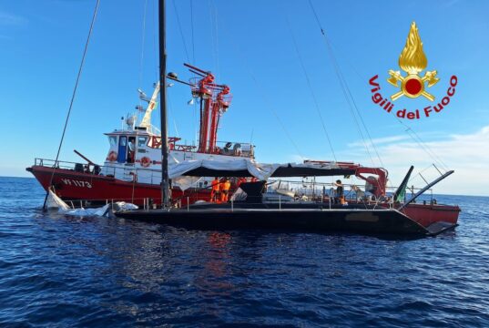 Bergeggi, a fuoco imbarcazione a vela Bergeggi, a fuoco imbarcazione a vela
