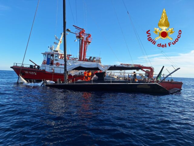 Bergeggi, a fuoco imbarcazione a vela