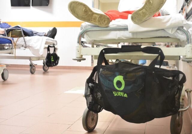 Benefattore dona al pronto soccorso del San Martino borsoni per le barelle Benefattore dona al pronto soccorso del San Martino borsoni per le barelle