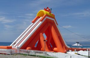 Sul lungomare di Vallecrosia il parco giochi è aperto tutto agosto Sul lungomare di Vallecrosia (Imperia), il parco giochi è aperto tutto agosto, compreso Ferragosto, offrendo divertimento a grandi e piccini.