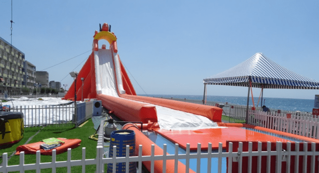 Sul lungomare di Vallecrosia (Imperia), il parco giochi è aperto tutto agosto Sul lungomare di Vallecrosia (Imperia), il parco giochi è aperto tutto agosto