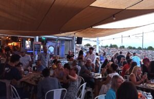 Ad Alassio Giacomo Aicardi porta il Karaoke Itinerante