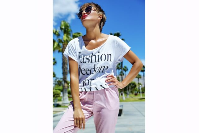 fashion-stylish-beautiful-young-brunette-woman-model-summer-hipster-casual-clothes-posing I 3 capi must have da avere sempre nel proprio armadio