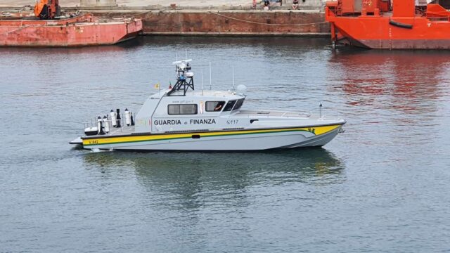 Anziano salvato al Porto Antico di Genova dalla Guardia di Finanza Anziano salvato al Porto Antico di Genova dalla Guardia di Finanza
