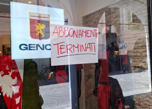Abbonamenti Genoa, tifosi anche in coda notturna: ma tutto esaurito Abbonamenti Genoa, tifosi anche in coda notturna: ma tutto esaurito