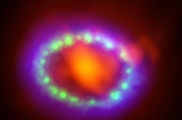 Nuova scoperta cosmica: galassia infrarossa e l'anello di Einstein Nuova scoperta cosmica: galassia infrarossa e l'anello di Einstein