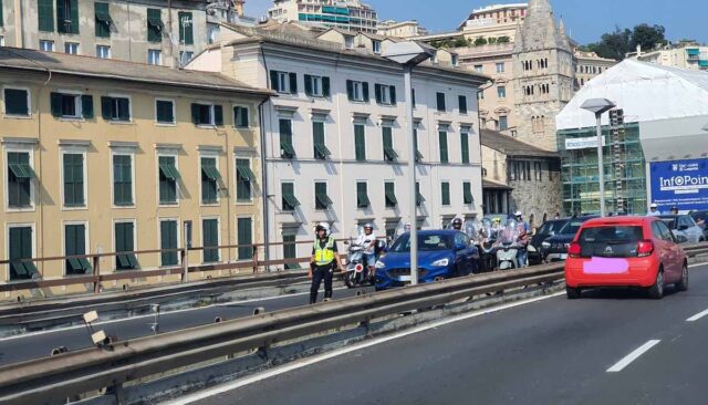 Incidente sulla Sopraelevata: scooter a terra Incidente sulla Sopraelevata: scooter a terra