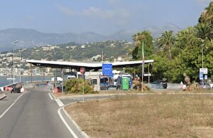 Cadavere di un migrante trovato tra gli scogli a Ventimiglia: indagini in corso Cadavere di un migrante trovato tra gli scogli a Ventimiglia: indagini in corso