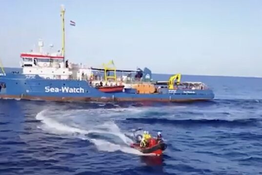Sea Watch 5 alla Spezia con 69 migranti a bordo: avviate le operazioni di accoglienza Sea Watch 5 alla Spezia con 69 migranti a bordo: avviate le operazioni di accoglienza