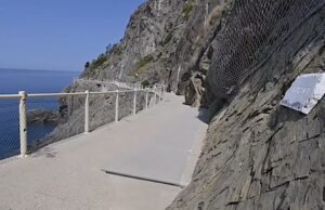 Via dell’Amore chiusa temporaneamente lunedì 21 ottobre per verifiche tecniche Si sporge su parapetto di Via dell’Amore, turista precipita