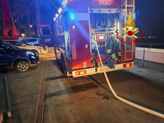 Millesimo, tetto di una casa in fiamme: l'intervento dei vigili del fuoco Millesimo, tetto di una casa in fiamme: l'intervento dei vigili del fuoco