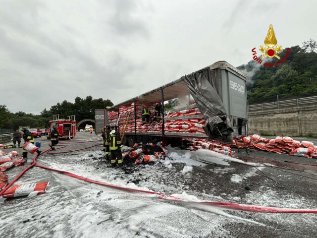 A10, principio d’incendio su tir: l’intervento dei Vigili del fuoco A10, principio d’incendio su tir: l’intervento dei Vigili del fuoco