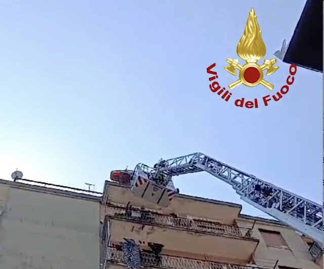 Borzoli, cade in casa: i VVF entrano dalla finestra con l’autoscala Borzoli, cade in casa: i VVF entrano dalla finestra con l’autoscala