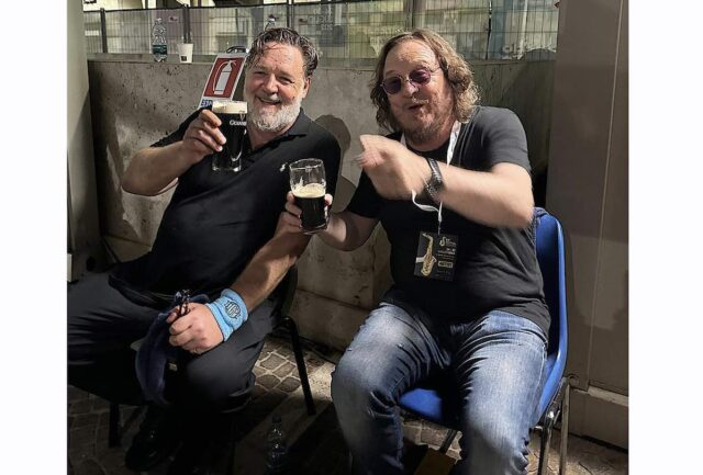 Salute a tutti da Russell Crowe & Zucchero Salute a tutti da Russell Crowe & Zucchero