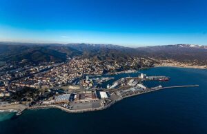 Accordo volontario per ridurre le emissioni nei porti di Savona e Vado Ligure Accordo volontario per ridurre le emissioni nei porti di Savona e Vado Ligure