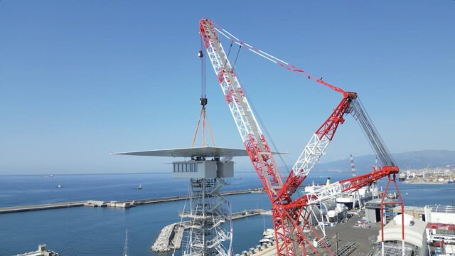 Completato il varo del cappello della nuova torre piloti di Genova Completato il varo del cappello della nuova torre piloti di Genova