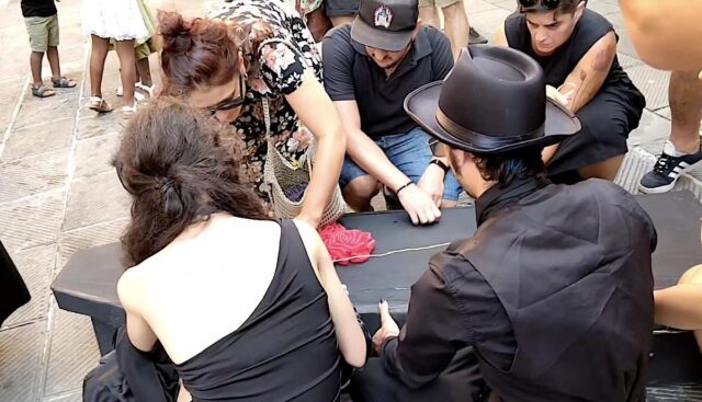 Lsoa Buridda, corteo funebre con bara e rose rosse per protestare contro lo sgombero Lsoa Buridda, corteo funebre con bara e rose rosse per protestare contro lo sgombero