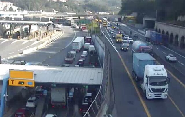 A26, code verso Genova per incidente. Le altre A26, code verso Genova per incidente. Le altre