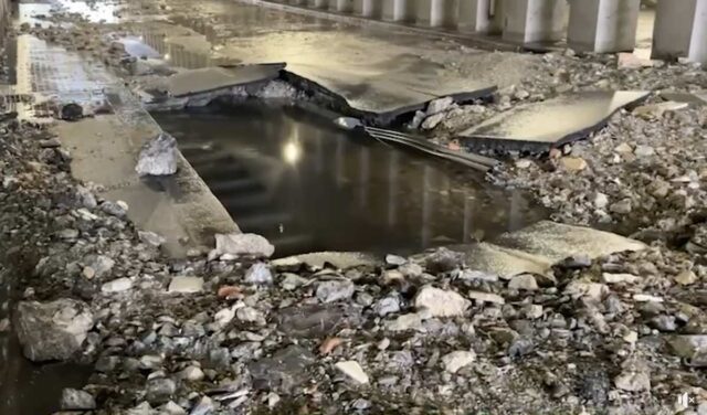 Esplode tubo acqua: strade allagate tra corso Torino e corso Sardegna Esplode tubo acqua: strade allagate tra corso Torino e corso Sardegna