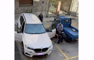 Monterosso, non paga multa e rifiuta identificazione: trascinato giù dall’auto Monterosso, non paga multa e rifiuta identificazione: trascinato giù dall'auto