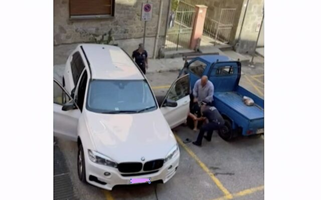 Monterosso, non paga multa e rifiuta identificazione: trascinato giù dall'auto Monterosso, non paga multa e rifiuta identificazione: trascinato giù dall'auto