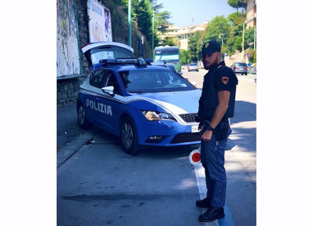 Senza patente fugge dalla Polizia in scooter e getta via la droga Senza patente fugge dalla Polizia in scooter e getta via la droga