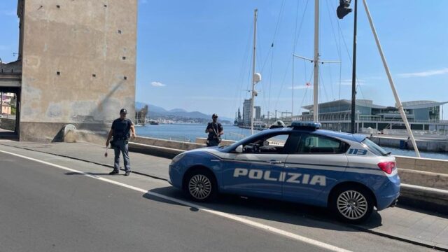 Squadra mobile di Savona ferma autore di rapine nei supermercati Squadra mobile di Savona ferma autore di rapine nei supermercati