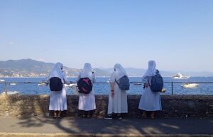 Quattro suore, quattro sguardi bianchi sul mare di Portofino Quattro suore, quattro sguardi bianchi sul mare di Portofino