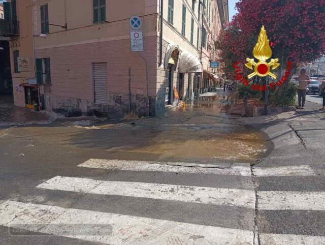 vvf allagamento piazza san teodoro 0 Rottura tubo piazza San Teodoro, ripristino del servizio entro la notte