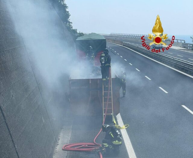 A12, principio d'incendio su camion: l’intervento dei VVF A12, principio d'incendio su camion: l’intervento dei VVF