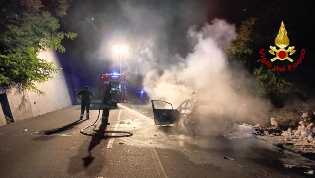 Arenzano, auto a fuoco sull'Aurelia: salvo l’autista Arenzano, auto a fuoco sull'Aurelia: salvo l’autista