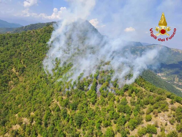 Incendio sui monti tra Montoggio e Valbrevenna: attivati mezzi aerei Incendio sui monti tra Montoggio e Valbrevenna: attivati mezzi aerei
