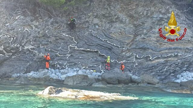 Punta Manara, cade sugli scogli: soccorso con l’elicottero VVF Punta Manara, cade sugli scogli: soccorso con l’elicottero VVF