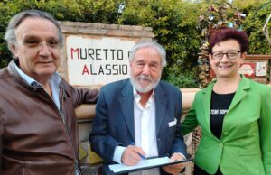 La firma dell’attore e regista Giorgio Caprile per il Muretto di Alassio La firma dell'attore e regista Giorgio Caprile per il Muretto di Alassio, nella giornata di sabato 28 settembre
