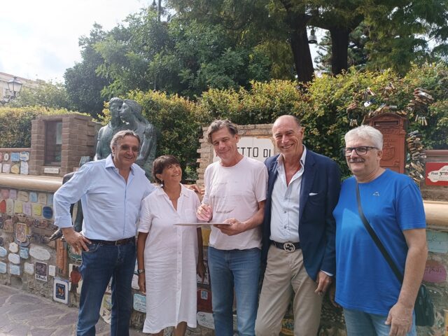 Nicola Berti ha firmato ad Alassio la piastrella del Muretto a lui dedicata Nicola Berti ha firmato ad Alassio la piastrella del Muretto a lui dedicata