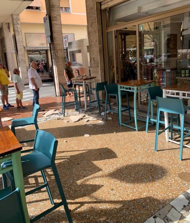 Recco: Due giovani feriti dalla caduta intonaco in via Assereto Recco: due giovani feriti dalla caduta intonaco in via Assereto