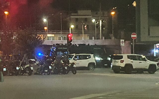 POLIZIA PIAZZA AMERICHE GENOVA Derby: riunione in Prefettura e disordini in città, imbrattati murales rossoblù