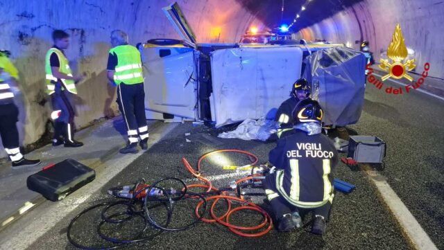 Incidente sulla A10, Jeep finisce su un fianco Incidente sulla A10, Jeep finisce su un fianco